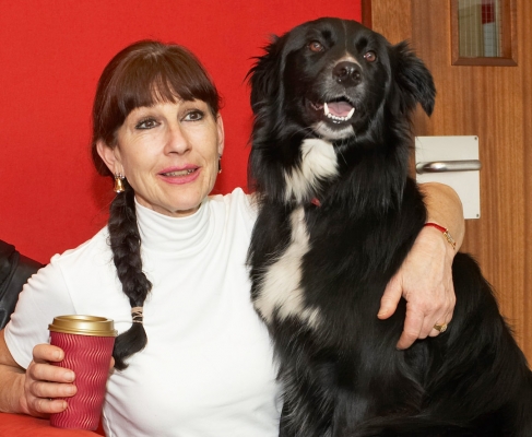 Hey, that's a good joke
Barney having a laugh as he tries to calm his nerves before his big moment in front of the cameras for the BBC World Service Cooking for Dogs live segment
الكلمات الإستدلالية(لتسهيل البحث): Barney BBC TV studios BBC World Service Border Collie Coffee Collies Cooking for Dogs Marjorie Recipes
