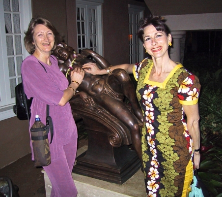 Cathy and Marjorie Helping the Statue Keep Her Modesty
Going to dinner at the Hilton Waikoloa Village on the Big Island of Hawaii.
Ključne besede: Big Island Cathy Bushby Hawaii Hilton Waikoloa Village Marjorie Walsh Modesty Statue
