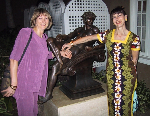 Cathy and Marjorie Getting Frisky With A Statue
Outside the restaurant at the Hilton Waikoloa Village Hotel on the Big Island of Hawaii.
Palabras clave: Big Island Cathy Bushby Frisky Hawaii Hilton Waikoloa Village Marjorie Walsh Statue