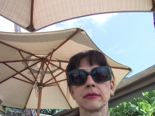 Marjorie Having Lunch at the Outrigger Canoe Club
Palabras clave: Lipstick Lunch Marjorie Walsh Outrigger Canoe Club Sunglasses Umbrellas