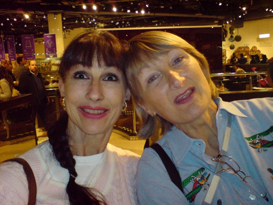 Marjorie and Cathy at Selfridge's, Birmingham
Waiting for our table downstairs to have a won ton min for lunch.
Anahtar kelimeler: Selfridge's Birmingham Cathy Marjorie won ton min