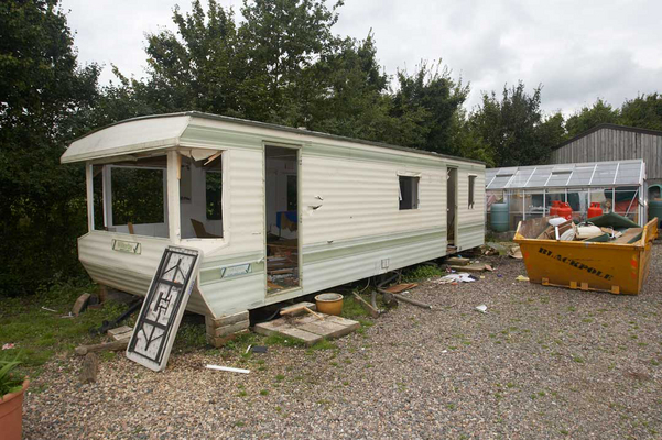 Death of the Caravan
We purchased the caravan in 2005 when folks wouldn't rent accommadation to our Polish colleagues.  Our miserable neighbors immediately complained to the District Council.  The enforcement officer intially said the caravan was fine, and then the Council changed its mind.  Rather than take the caravan back down our narrow track, we decided to give it a proper funeral.
Palabras clave: caravan Lucies Farm Malvern Hills District Council neighbour sta