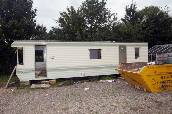 Side View of the Caravan
We have good memories of the caravan, but it's served its purpose and it will be nice to have more of our stable yard back again.
Schlüsselwörter: caravan Lucies Farm stable yard