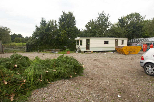 Last Days of the Caravan
Paul Doyle's crew are dismantling the caravan and pruning the hedge near the stable yard.  A busy day --- and (fortunately) no rain.
Λέξεις-κλειδιά: stable yard caravan Paul Doyle hedge dismantling skip