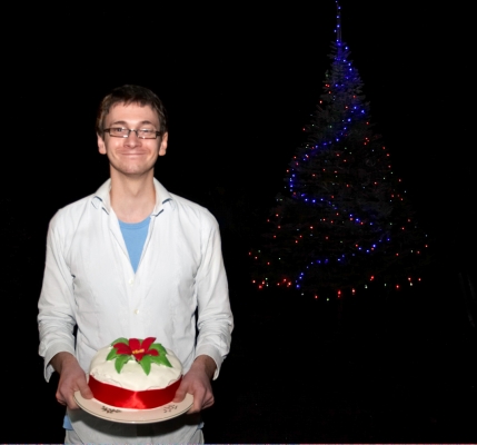 Yep, I made this from scratch!
Andrew Sims proudly displaying the Christmas cake he made for us --- with the outdoor Christmas tree in the background.
Palabras clave: 2007 Cake Christmas Andrew Sims Tree Personal Services Required Channel 4 housekeeper