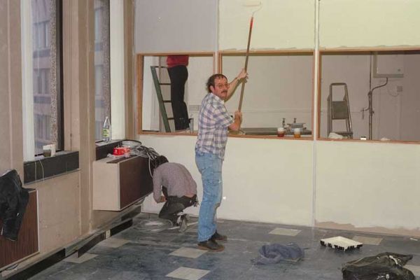 Chris Wilesmith Painting
The Transax move into Tricorn House, circa October 1987.  We did all of the "decorating," if you could call it that, ourselves.  This glass-walled area was the break room.  Chris Wilesmith with the paint roller, John Gregory on the floor.
Schlüsselwörter: Chris Wilesmith John Gregory Transax paint roller Tricorn House
