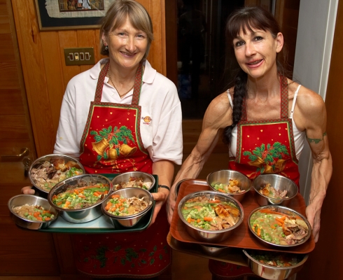 Cathy and Marjorie Serving the Christmas Dinner
With the exception of dogs on a dry food diet, all of the food at Lucies Farm is freshly cooked, and nutritionally balanced for our guests.  Cathy and Marjorie worked long hours to produce these delicious Christmas dinners, followed by homemade (and dog-friendly) Christmas puddings.
Schlüsselwörter: Christmas Dinner Cathy Marjorie dog food
