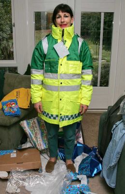 Marjorie in Her New Jacket -- Christmas 2005
I wanted to get Marjorie something for Christmas that would be (a) warm (b) dry and (c) visible to oncoming cars, etc., when she walks the doggie guests.  Thanks to Google, I found an ambulance jacket.  I just love girls in uniforms.
Trefwoorden: Marjorie ambulance jacket Christmas 2005 Whitecroft
