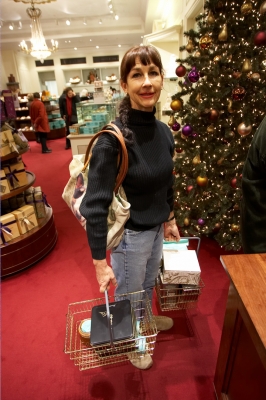 Christmas Shopping at Fortnum and Mason, London
Shopping for food --- what else?
Ključne besede: Buying Christmas Tree Fortnum and Mason Groceries Marjorie Purchasing Shopping