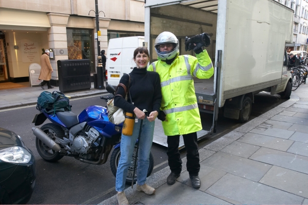 Marjorie and Mark Parkin on Jermyn Street
Schlüsselwörter: Jermyn Street Marjorie Mark Parkin Motorcycle Yellow jacket