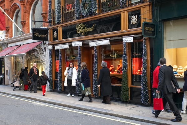 Julie Wong at Chopard on Bond Street, London
Schlüsselwörter: Bond Street Buying Chopard Christmas Julie Wong London Purchasing Shopping