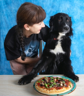 No, I can't eat, I'm camera shy
Schlüsselwörter: Barney Book Border Collie Collies Cooking For Dogs Dog Dogs Eat Eating Marjorie Pizza Recipes