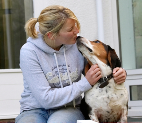 D'ya love me?.........
Schlüsselwörter: Bassett Blonde Dog Dogs Hound Hounds Humph Humphrey Kate Kiss Play Playing Playtime Woman
