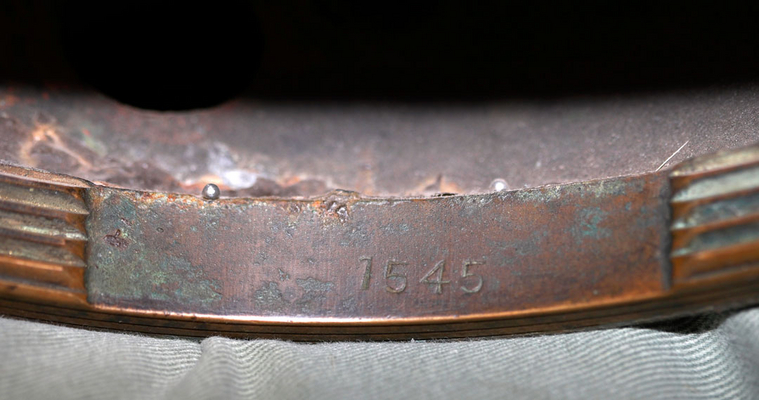 Serial Number on Top of Mark V Diving Helmet
I understand that the tops of the diving helmets are often not matched with the breastplates.  In our case, the breastplate is serial 1067 (part of the April 4, 1944 batch) and the top is serial 1545.
Schlüsselwörter: Mark V diving helmet U.S. Navy serial number DESCO