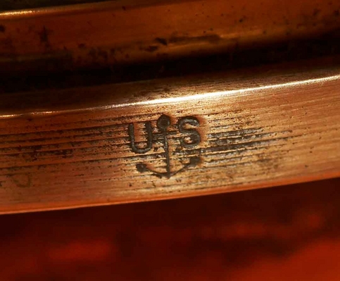 U.S. Navy Inspector's Stamp on Front of Helmet
Stamped on the front of the Mark V DESCO helmet, indicating it was inspected by the Navy --- presumably upon delivery in 1944.
Schlüsselwörter: Mark V U.S. Navy inspector stamp anchor dive helmet hard hat helmet DESCO