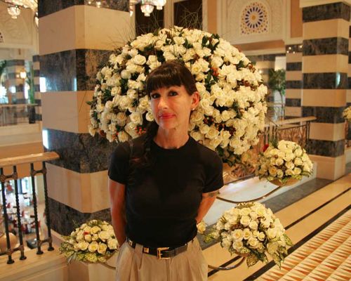 Marjorie in the Al Quasr Hotel Lobby
With a huge ball of white roses behind her.
Trefwoorden: Al Quasr hotel roses Marjorie lobby Dubai