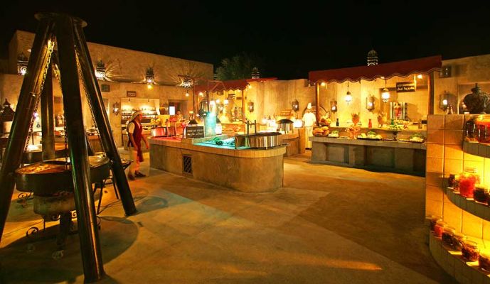 Bab al Shams Buffet
The dinner buffet was quite spectacular.  On the evening we visited, the desert "fort" was not very crowded, and most of the guests ate early.
Palabras Clave: Bab al Shams buffet dinner desert fort