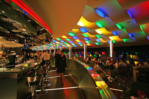 Burj al Arab Cocktail Lounge
This colourful cocktail lounge actually sticks out from near the top of the Burj al Arab hotel.  So we were actually hundreds of feet above the Arabian Sea.
Klíčová slova: Burj al Arab cocktail lounge Dubai