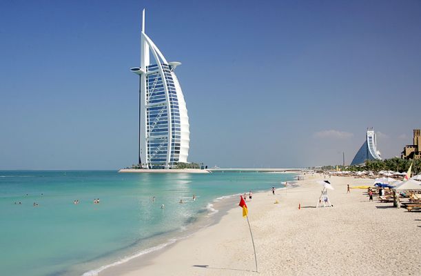 Burj al Arab Hotel -- Dubai
Photographed from the beach at the Madinat Jumeirah.  The Burj al Arab -- Tower of the Arabs -- rises above the Arabian Sea, and was built to look like a sail.  The right side of the hotel is made from Kevlar, the bullet-proof material.  Look at the crowd on the beach.
Anahtar kelimeler: Burj al Arab Tower of the Arabs Kevlar Arabian Sea beach crowd Dubai