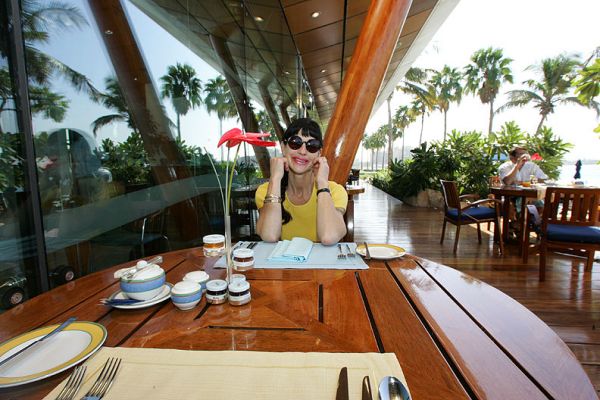 Breakfast at the Burj al Arab Hotel
Marjorie having breakfast.  We were surrounded by plants from Hawaii (or from tropical islands) like the naupaka.  The poor things were struggling:  I suspect the humidity is too low in Dubai, or it's too hot -- or both.
Trefwoorden: Burj al Arab breakfast Marjorie Dubai