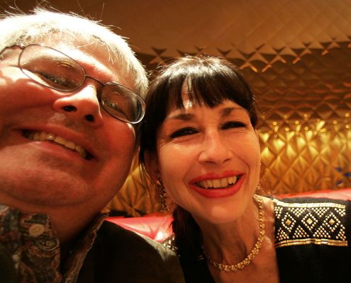 Craig and Marjorie Before Dinner
I just held the camera out with one hand and pressed the shutter.  My foot really hurt on this whole trip, but if we didn't take the trip ("bought" with British Airways miles) by December 1, we were told we'd lose it.  So I took golf carts everywhere, or sat by the pool.  Easy, peasy in Dubai.
Mots-clés: Burj al Arab dinner Craig Marjorie