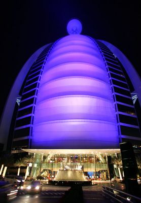 Burj al Arab Hotel
This is the "sail" portion of the Burj al Arab Hotel, made from Kevlar.  It is lit in various changing colours at night.  Here it's in its purple mode.
Palabras clave: Burj al Arab hotel Kevlar sail