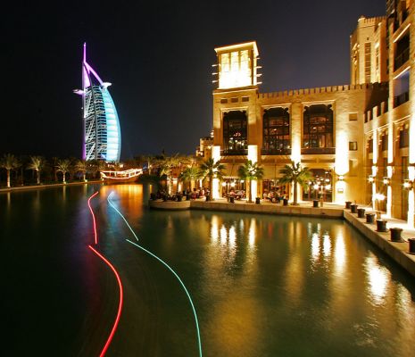 Burj al Arab Hotel at Night
The Burj al Arab Hotel rises from the Arabian Sea.  The Madinat Jumeirah Hotel is on the right.  You get from one part of this large property to another by boat:  the streaks below the Burj al Arab Hotel are the lights from one of the boats.
Ključne besede: Burj al Arab Hotel Madinat Jumeirah night Dubai