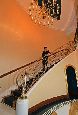 Marjorie Descends the Stairs
This curved stairway looks like it is in the hotel lobby.  It is, in fact, the stairs that go from one floor of our suite in the Burj al Arab to the other floor.  And I gather that we had a "basic" suite.  The hotel only has suites.
Anahtar kelimeler: Burj al Arab Hotel suites stairway Marjorie Dubai