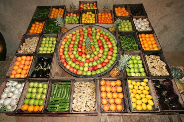 Fruit and Veg -- Dubai Style
This huge display of fresh fruit and veg was at the entrance to the desert restaurant -- built to look like an old fort -- at the Bab al Shams Hotel.
Ključne besede: Fruit and Veg Dubai Bab al Shams dinner Dubai