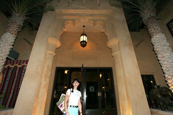Marjorie at the Madinat Souk
Our hotel had a cross between a modern shopping mall and an Arab traditional souk.  Naturally, we had to go shopping.  Marjorie stood still long enough at the entrance for me to take her photo.  And then she was off.
Mots-clés: Marjorie Madinat Souk Dubai