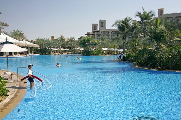 Madinat Jumeriah Hotel Pool
With one of the many life guards, standing with her floating "rescue" device.  (The pool was about five feet deep at its greatest depth.)
Trefwoorden: Madinat Jumeriah swimming pool life guard swimming flotation device Dubai