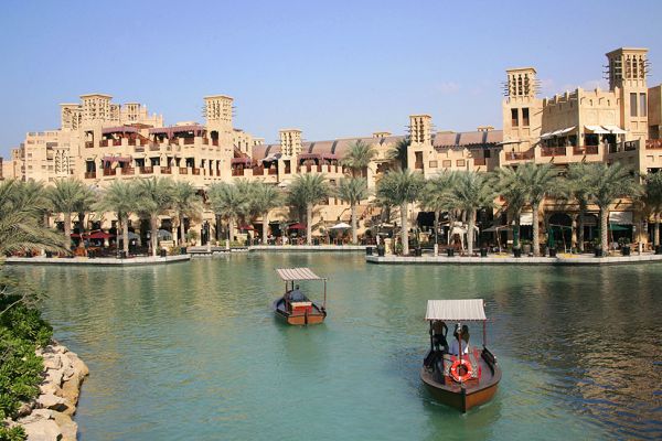 Madinat Souk
With the small water taxis in the foreground.  Quite a sophisticated and relaxing way to get around, even for me (since I can't walk more than about 10 feet at a time.)
Palabras clave: Madinat Souk water taxi Dubai