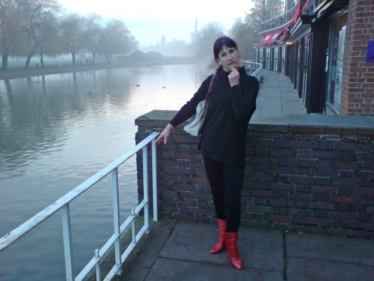 Marjorie at Stratford-on-Avon
Marjorie on the balcony of the Royal Shakespeare Theatre in Stratford-on-Avon, before seeing [i]Merry Wives - The Musical[/i].  A beautiful, foggy winter afternoon on the River Avon.
Trefwoorden: Marjorie Stratford-on-Avon RSC Royal Shakespeare Theatre balcony fog foggy