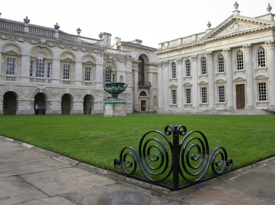 Curly Decoration in Cambridge
We were having lunch and a bit of sightseeing while Kiko was having his MRI at the Animal Health Trust in near-by Newmarket.
Słowa kluczowe: Curly Cambridge decoration college university green lawn