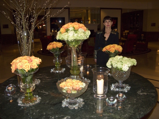 Marjorie in the Lobby of the Grosvenor House
Beautiful fresh flowers on the table.  Marjorie is waiting for our taxi to take us to the BAFTA Film Awards.  (Doesn't she look happy?)
Λέξεις-κλειδιά: Accommodation Accomodation Flowers Grosvenor House Hotel Hotels Lobby London Marjorie