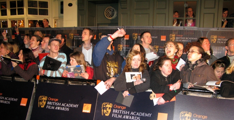Fans Along the Red Carpet
Λέξεις-κλειδιά: BAFTA Fans Fence Film Awards Red carpet