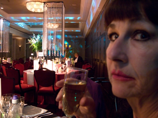 Marjorie at the BAFTA Party
Enjoying a glass of warm champagne and waiting for the other guests to sit down.
Palabras clave: BAFTA Dinner Film awards Grosvenor House Marjorie Party