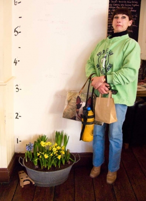 How Tall Are You?
Marjorie standing on tippy-toes at the [url=http://www.bluezucchini.co.uk]Blue Zucchini[/url] in Tetbury.  Certainly not 6 Feet!
Palabras clave: Blue Zucchini Restaurant Cotswolds Gloucestershire Marjorie Tetbury