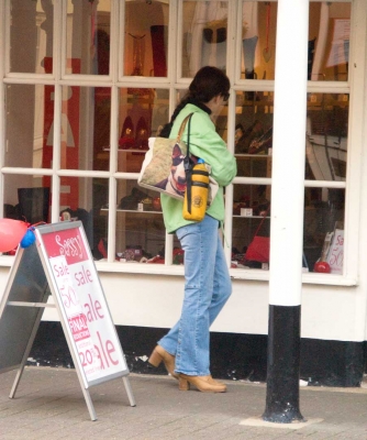Marjorie Window Shopping for Shoes in Tetbury
Ključne besede: Marjorie Shoes Tetbury