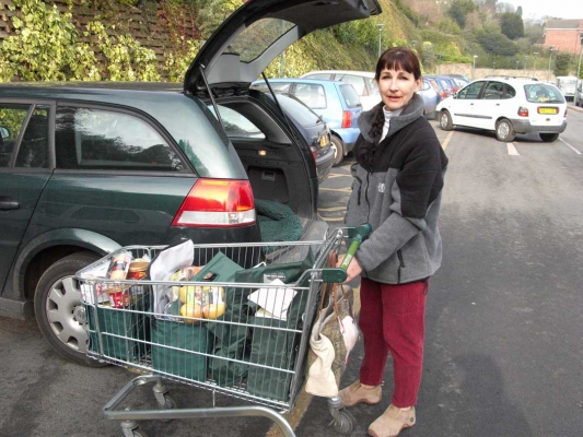 Marjorie Loading Our Groceries in the Waitrose Car Park
Schlüsselwörter: Car Park Carpark Malvern Marjorie Waitrose