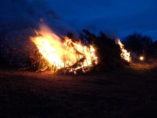 The Evening Wind Blowing the Flames
Palabras clave: Bonfire Deforestation Deforested Environment Fire Firewood Flames Leylandii Lords Wood Lord's Wood Molten Red Hot Sparks Wind Woodland