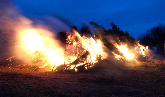 The Wall of Fire
Ključne besede: Bonfire Deforestation Deforested Environment Fire Firewood Flames Leylandii Lords Wood Lord's Wood Molten Red Hot Sparks Wall of Fire Wind Woodland