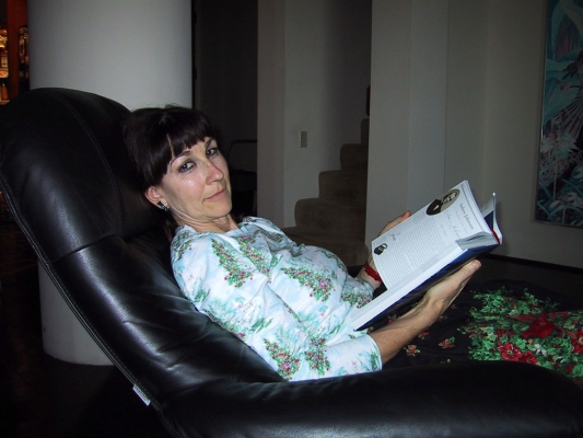 Marjorie in Her Chair at Craigside Penthouse
Christmas Day, 2000
Schlüsselwörter: Christmas Craigside Leather chair Marjorie Walsh Penthouse