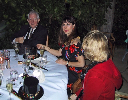 Rich Lowe, Marjorie, and Cathy
Dinner at the Outrigger Canoe Club, New Year's Eve 2000-01
Anahtar kelimeler: Black hat Cathy Bushby Marjorie Walsh New Years Outrigger Canoe Club Rich Lowe