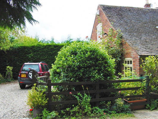 A view of the Godwins' house
Schlüsselwörter: Cider Mill Harry Godwin Trish Godwin Colletts Green Worcester