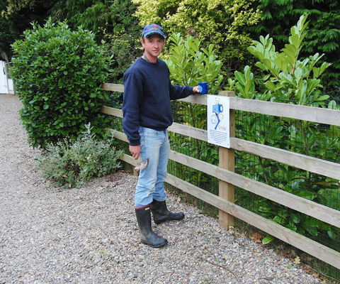 And this is my handiwork ..........
Ross putting up the "Smile! You're on CCTV" sign required by the Data Protection Act.
Mots-clés: Camera Ross Sign Signs