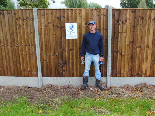......... and this and I'm smiling for the camera
Ross with another "Smile!" sign, required by the Data Protection Act.  This is the new fence on the northern boundary of Maggot's Croft.
Λέξεις-κλειδιά: Camera Ross Sign Signs fence Data Protection Act Maggot's Croft