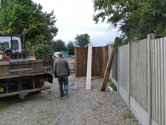 The new privacy gate being installed
We're tired of folks passing on the public footpath stopping to look into our stableyard --- hence the installation of the two meter gate.
Schlüsselwörter: gate Lucies Farm Whitecroft