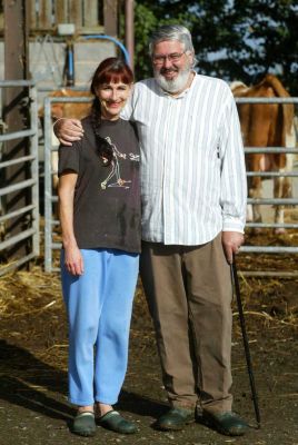 Farmer Giles and his wife!
Doing the obligatory pose up by the cattle.
Palabras clave: Craig Marjorie Independent swimming pig article October 20 2006
