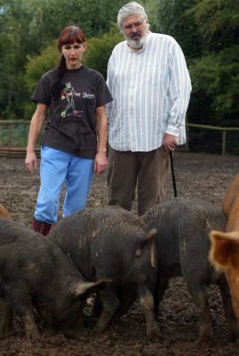 A couple of posers
Simon wanted a shot of us watching the pigs
Keywords: Craig Marjorie Berkshire pig Tamworth Independent swimming pig article October 20 2006